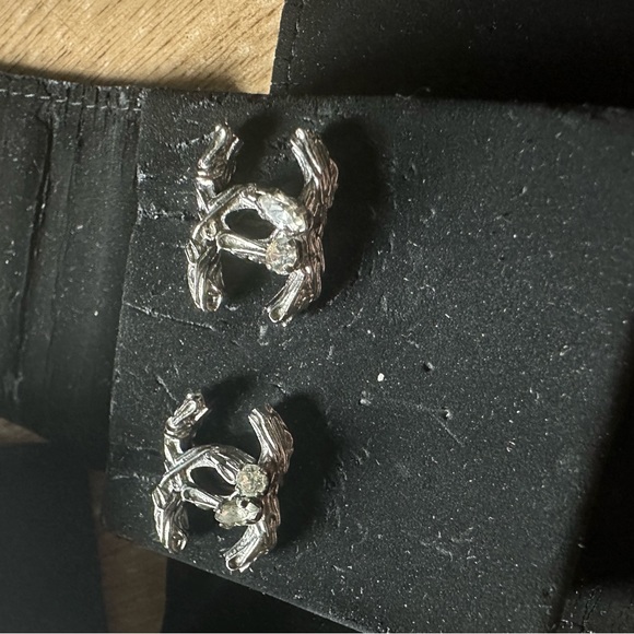 Coco Chanel CC B15P Stud Earrings - Picture 4 of 6